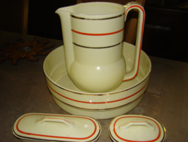 Lampetstel met kammenbak en zeepbakje Petrus Regout.