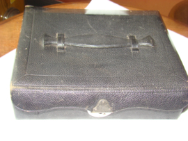 Zwart leren reisnecessaire.