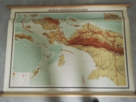 Oude schoolkaart Nederlads-Nieuw- Guinea.