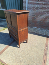 Oud eiken engels kastje met 2 deuren en 3 laden 1930-1940 h-122cm nr K202428