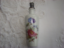 Porcelein parfumflesje wit met rode en paarse bloem.