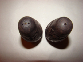 Peper en zoutstel  van hout met parelmoeren rondjes ingelegd.