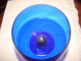 Bokaal van blauw glas.