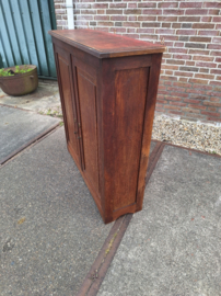 Oud 2-deurskastje met 6 plankjes messing beslag omstreeks 1930 nr K202552