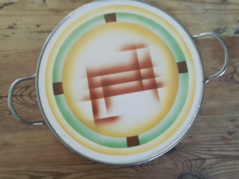 Art deco taartplateau met metalen zilverkleurige rand. Met tinten groen, geel en bruin.