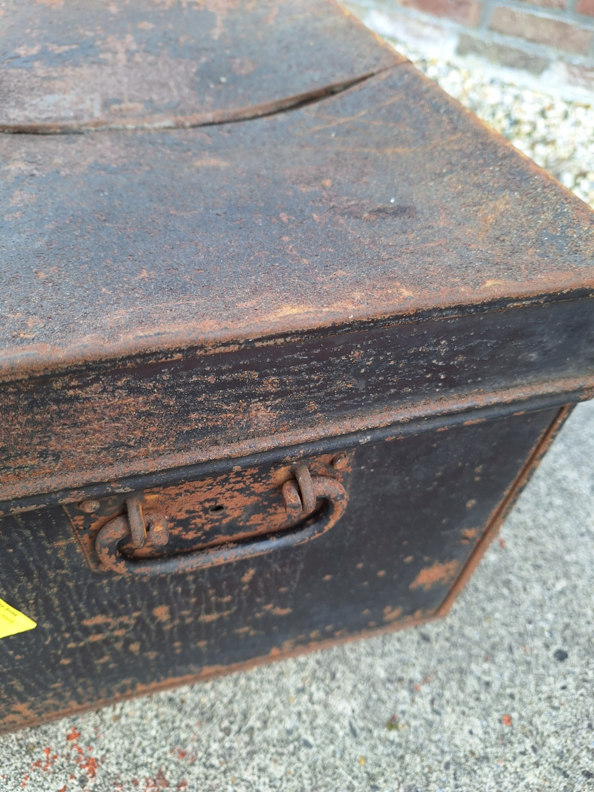 Oude metalen kist Engels omstreeks 1920 met sluitwerk voorop nr KK20249