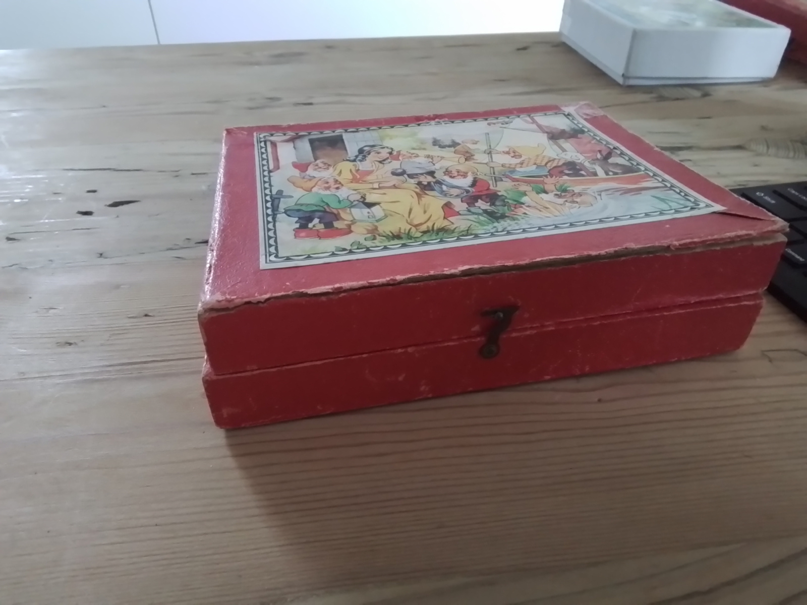 Oude houten blokpuzzel met zes sprookjes.