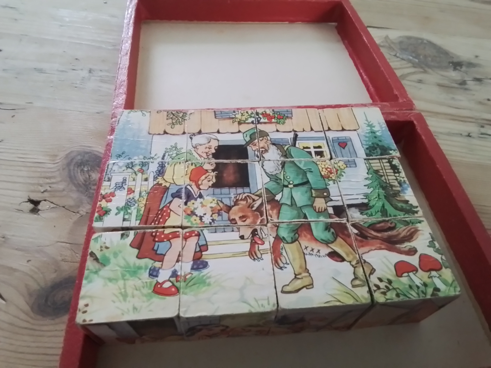 Oude houten blokpuzzel met zes sprookjes.