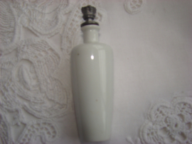 Porcelein parfumflesje wit met rode en paarse bloem.