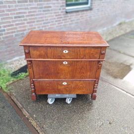 Antieke ladenkast 3-la notenhout met sleutel omstreeks 1880-1890 nr K202545