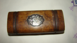 Oud en antiek berkenhouten lepeldoosje ingelegd met zilver en parelmoer.