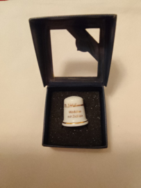 Hummel vingerhoed porcelein meisje met lammetje 2,5cm hoog jaar 2011