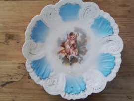 Set van twee blauw-witte bordjes met cupido en cherubijntjes.