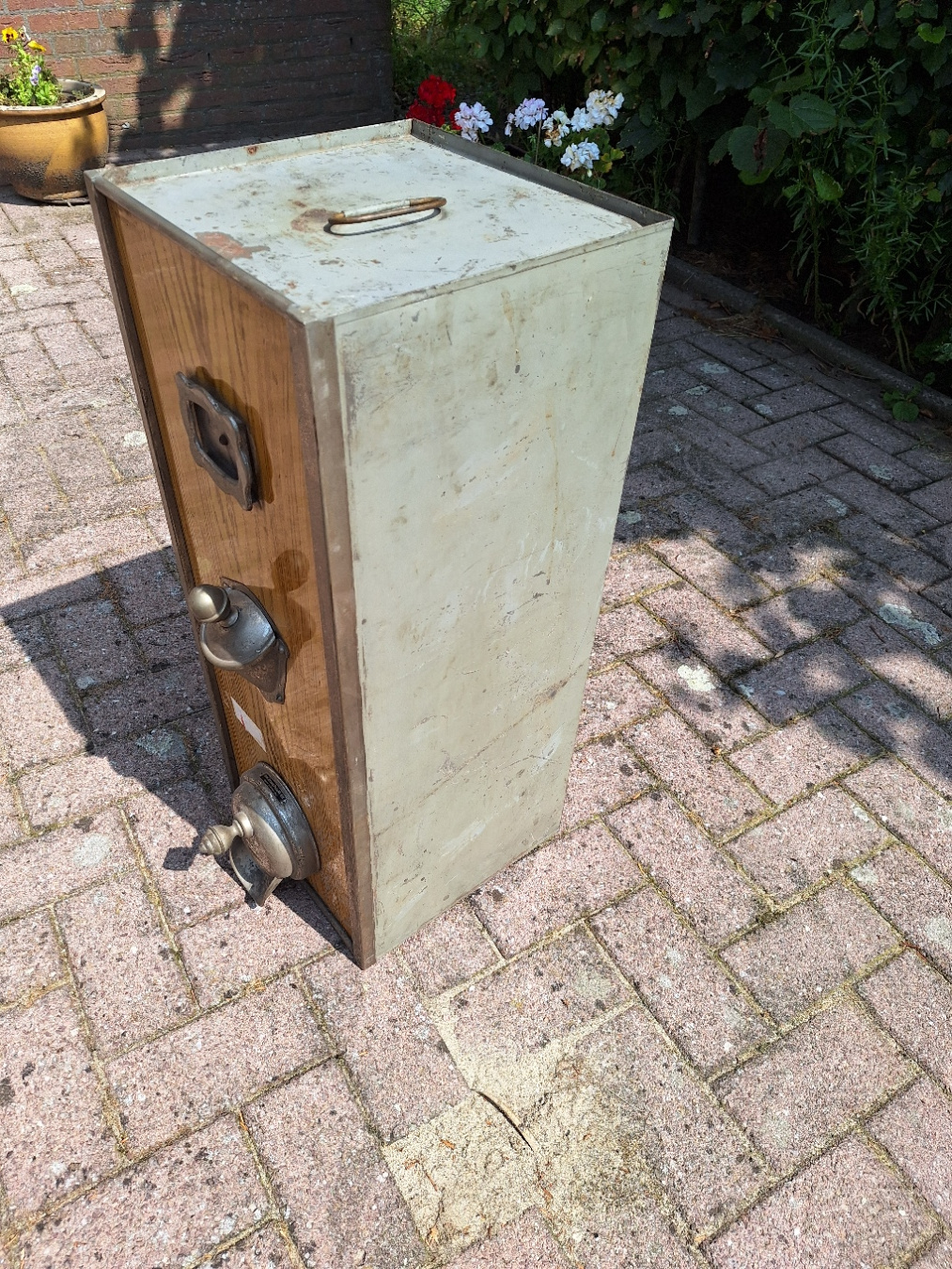 Oude vierkante winkeldispenser metaal met schep en klep 1920-1930 voor bv koffie nr KK202412