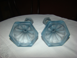 Set van twee lichtblauw mat glazen kandelaars
