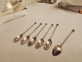 Zes verzilverde theelepels met getorste steel.