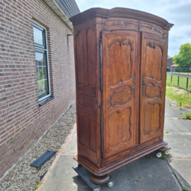 Franse tweedeurskast kersenhout 18e eeuws met drie planken 2-delen nr K202692