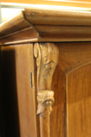 Teak houten 2-deurs koloniale kast met uitneembare strijkladen nr 10037