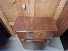 Art-deco huisbar of minibar omstreeks 1920 notenhout h-107,5 uitklapbaar nr K20244