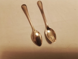 Twee lepeltjes met parelrand.