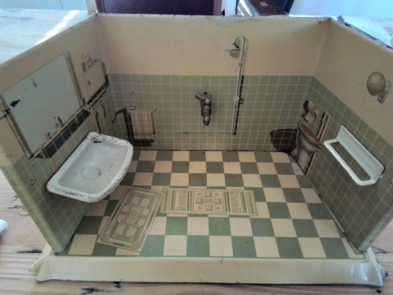 Oud en antiek miniatuur blikken badkamertje omstreeks 1910.