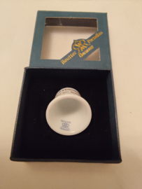 Hummel vingerhoed porcelein jongen zittend op een tak 2,5cm hoog jaar 2007