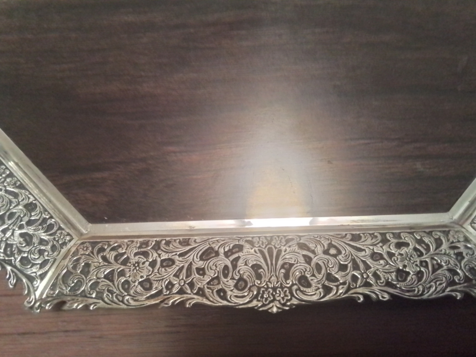Oud of antiek dienblad met verzilverde rand.