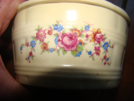 Botertonnetje creme met bloemetjes.