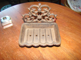 Gietijzeren zeepbakje.