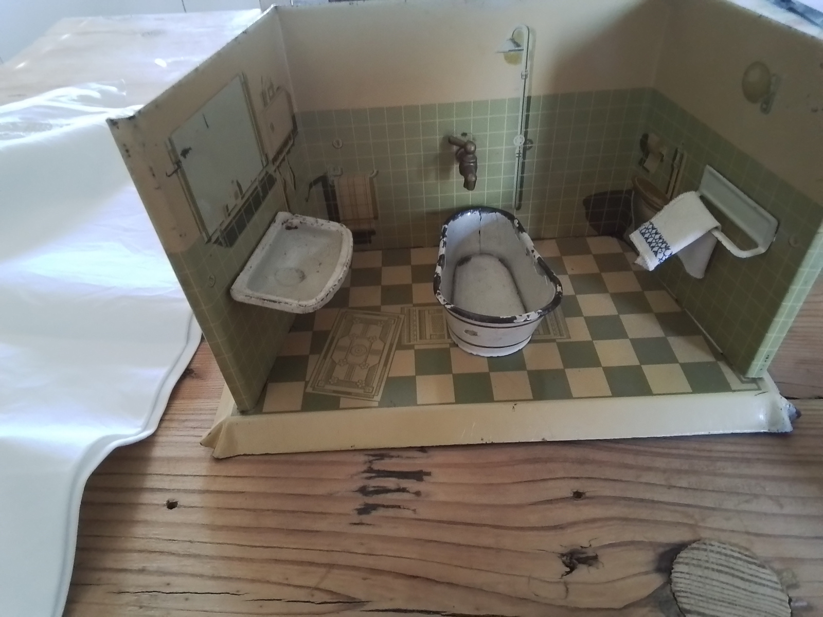 Oud en antiek miniatuur blikken badkamertje omstreeks 1910.