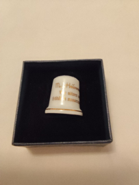 Hummel vingerhoed porcelein jongen met konijnen 2,5cm hoog jaar 2011