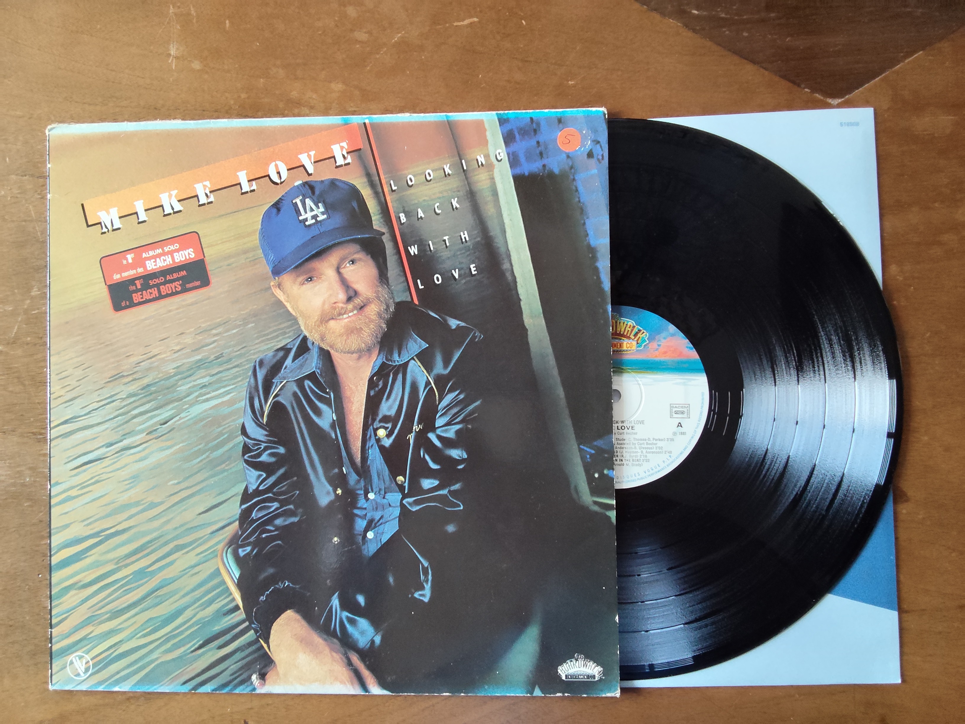 Mike Love met Looking back with love 1981 LP nr L20251371