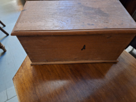 Antiek kistje teak hout indonesisch 1880-1900 binnenvak originele kleuren nr KK 20245