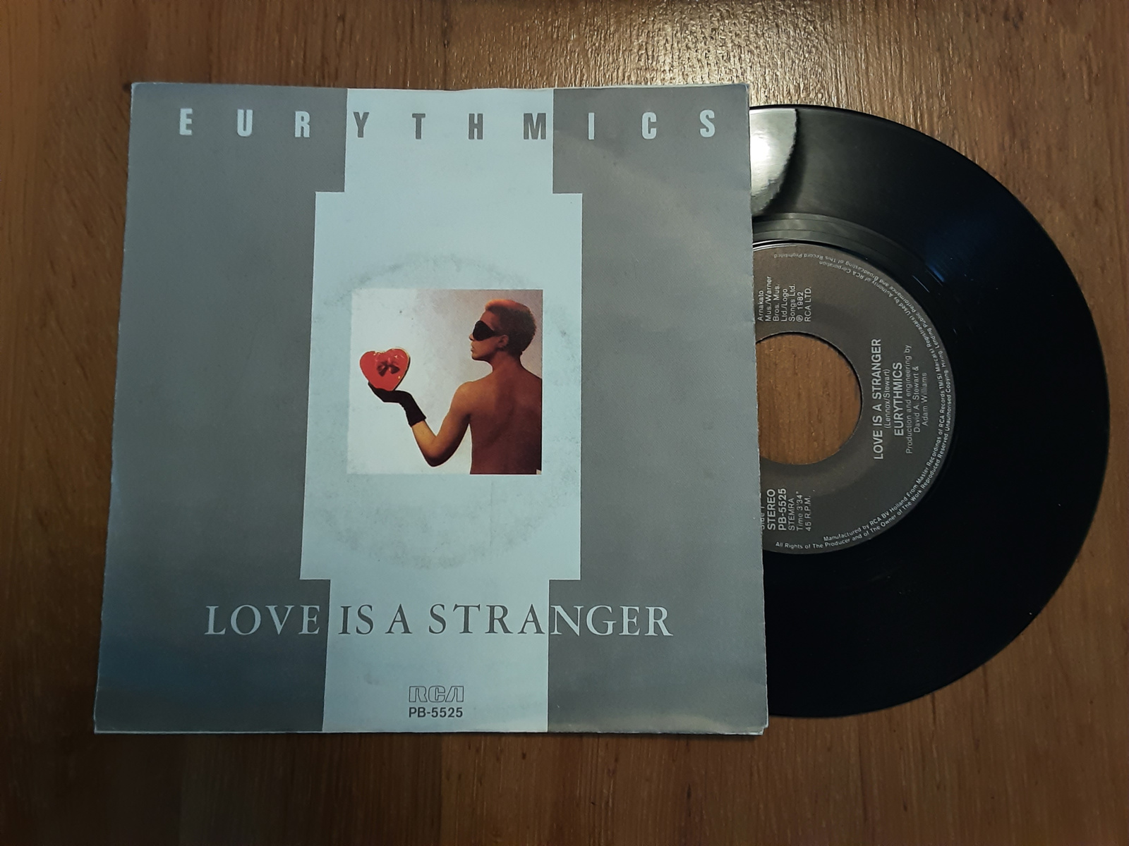Eurythmics met Love is a stranger 1982 Single nr S20234449
