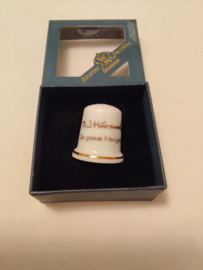 Hummel vingerhoed porcelein kusje van twee meisjes 2,5cm hoog jaar 2008