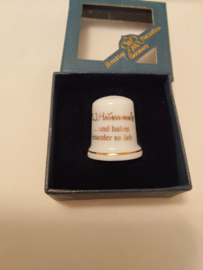 Hummel vingerhoed porcelein meisje met kuikens 2,5cm hoog jaar 2011