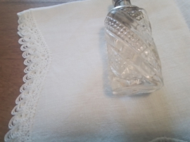 Oud en antiek kristallen flesje met zilveren dop en kraag.
