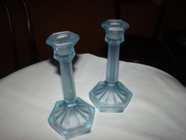 Set van twee lichtblauw mat glazen kandelaars