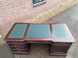 Oud Engels mahonie bureau met groen leer br-180cm omstreeks 1950 nr B202410