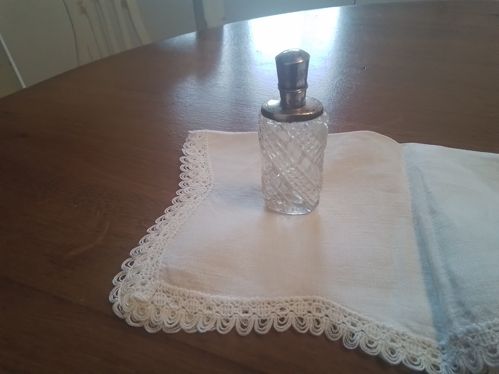 Oud en antiek kristallen flesje met zilveren dop en kraag.