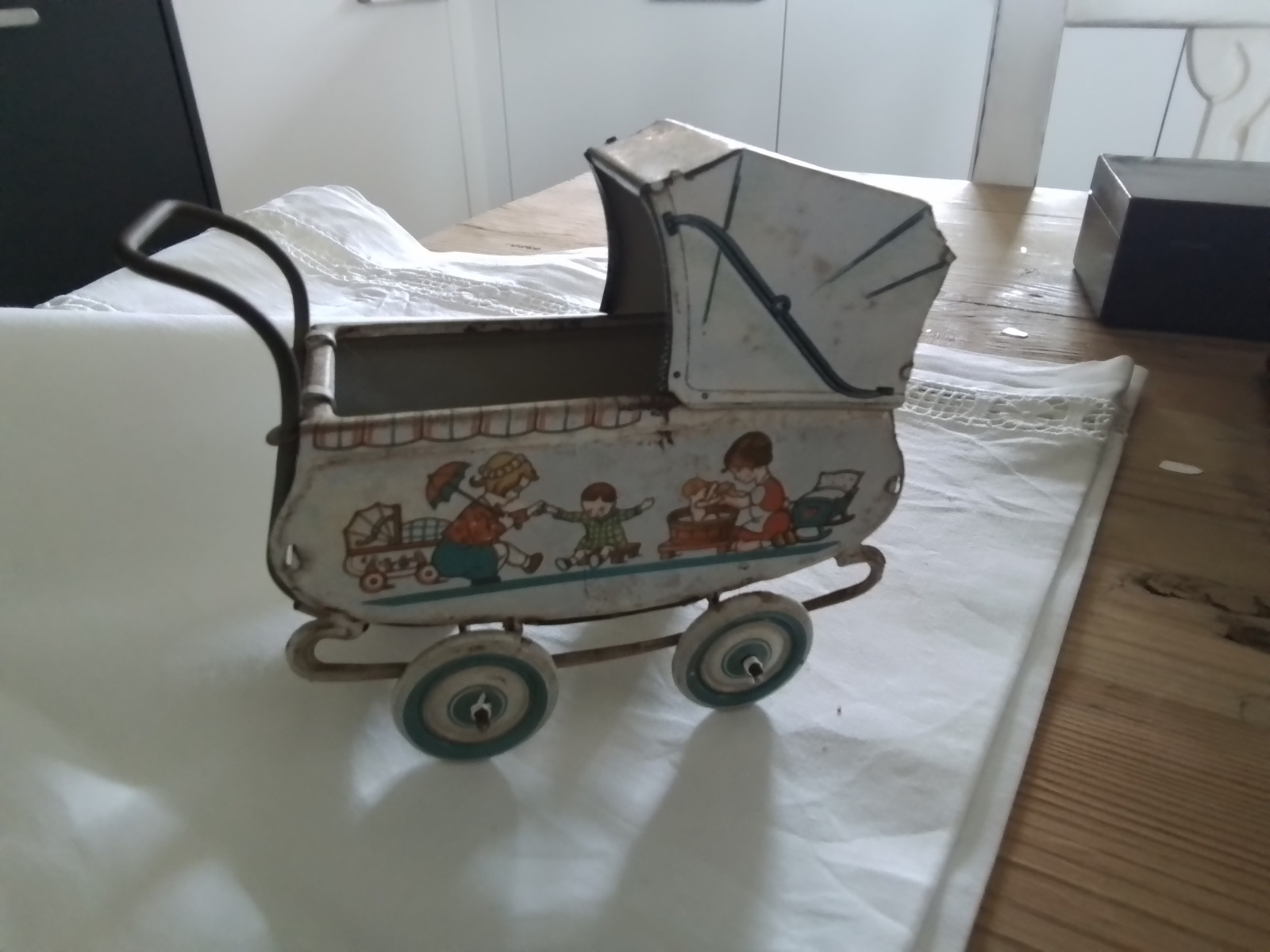 Oud zeldzaam litho blikken baby kinderwagentje.