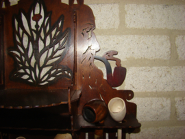 Antiek houten pijpenrek met houten tabakspot en Goudse  pijpen.