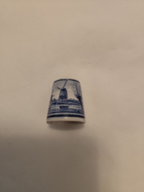 Vingerhoed porcelein Delft opdruk een typisch Hollands landschap 2,7cm hoog zonder doosje
