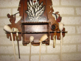 Antiek houten pijpenrek met houten tabakspot en Goudse  pijpen.