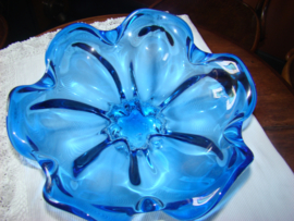 Blauwe schaal  bloem met doorzichtige glazen voet.