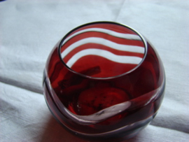 Vaasje van rood-wit cristal geslepen glas.