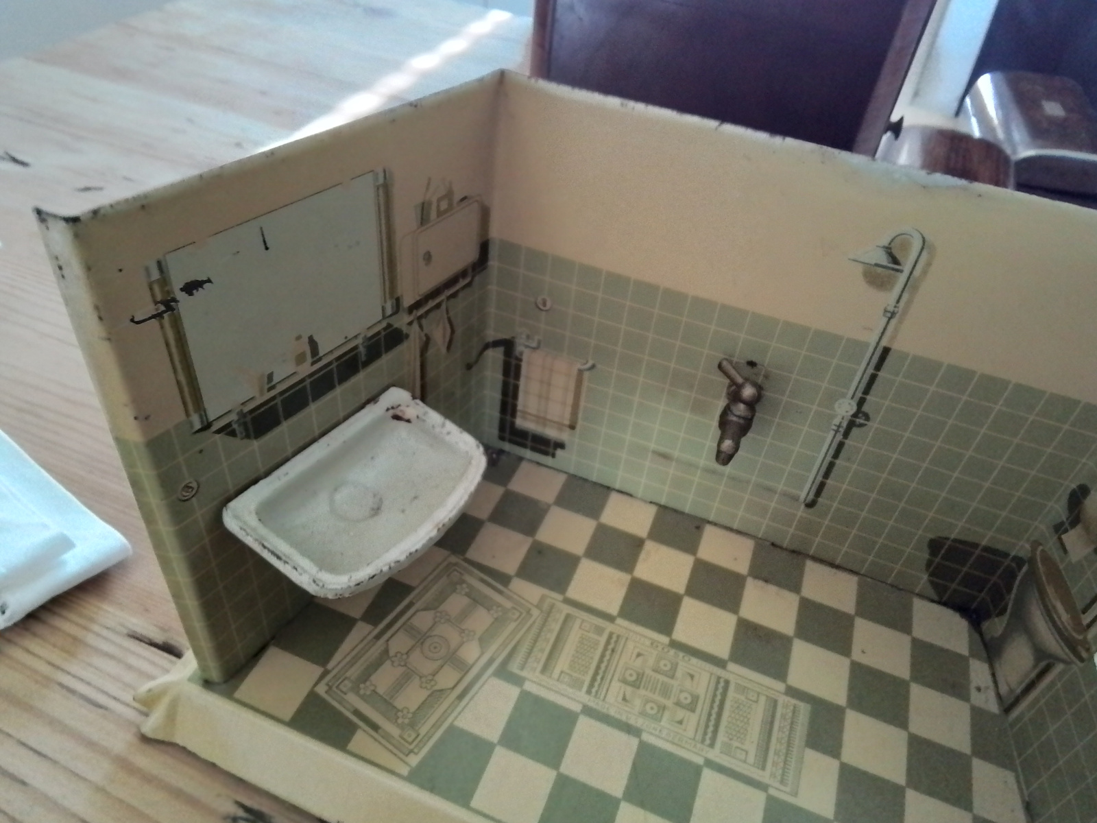 Oud en antiek miniatuur blikken badkamertje omstreeks 1910.