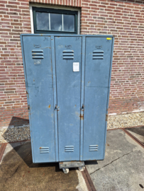 Locker 3-deurs blauw/grijs jaren 60-70 geleefd industrieel nr 10119