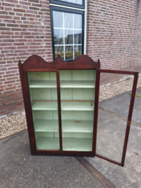 Antiek 2-deurs vitrinekastje met oud glas ophangbeugels messing beslag mahonie hout 1850-1870 nr K202551