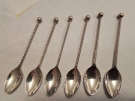 Zes verzilverde theelepels met getorste steel.